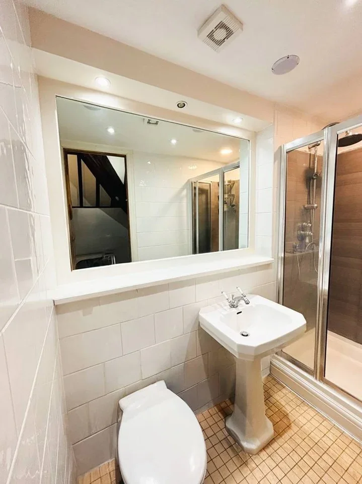 Room Rush Common Mews in Greater London