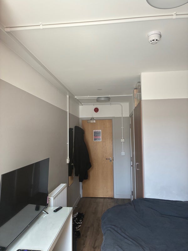 Room North End Road in Greater London