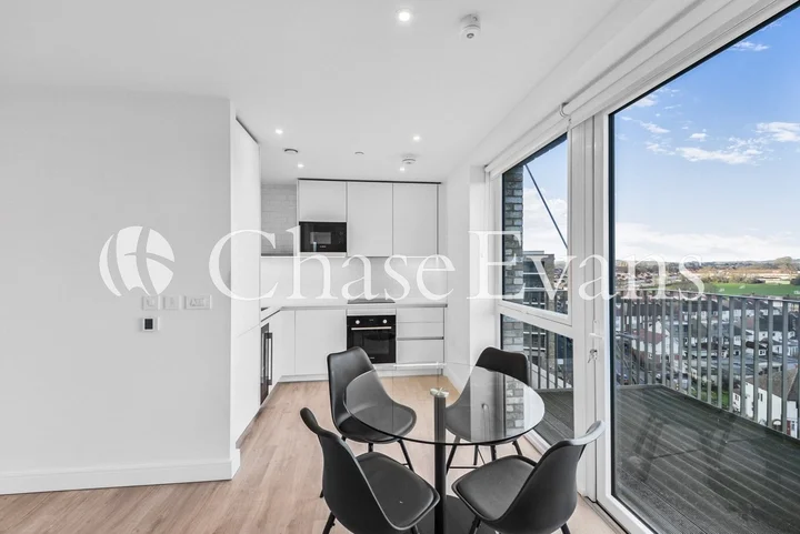 Flat Woodside Place in Greater London