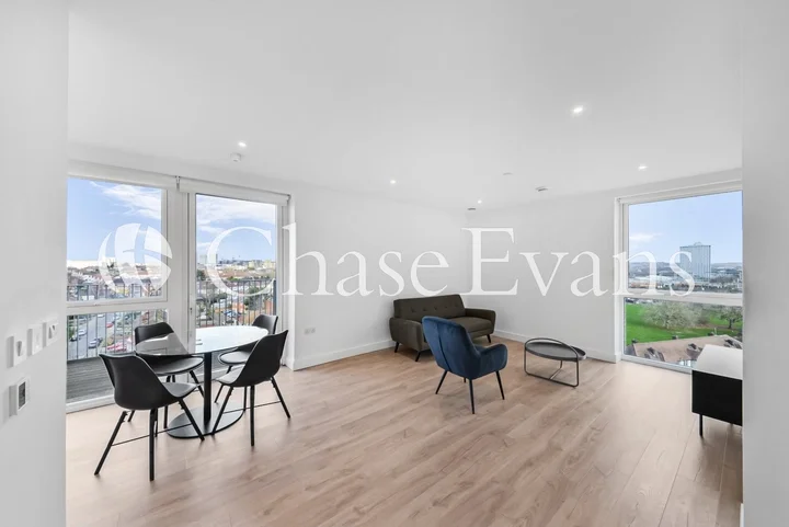 Flat Woodside Place in Greater London