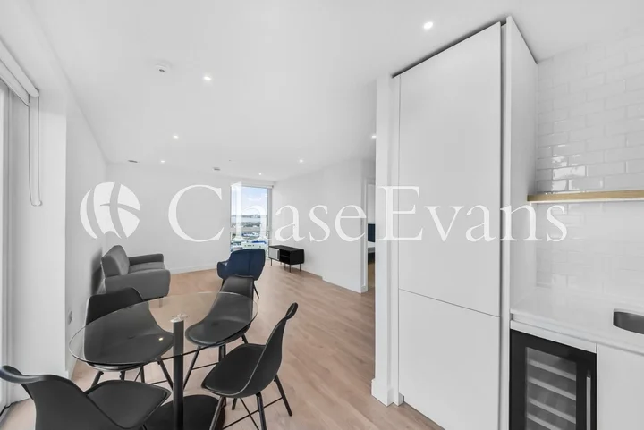 Flat Woodside Place in Greater London