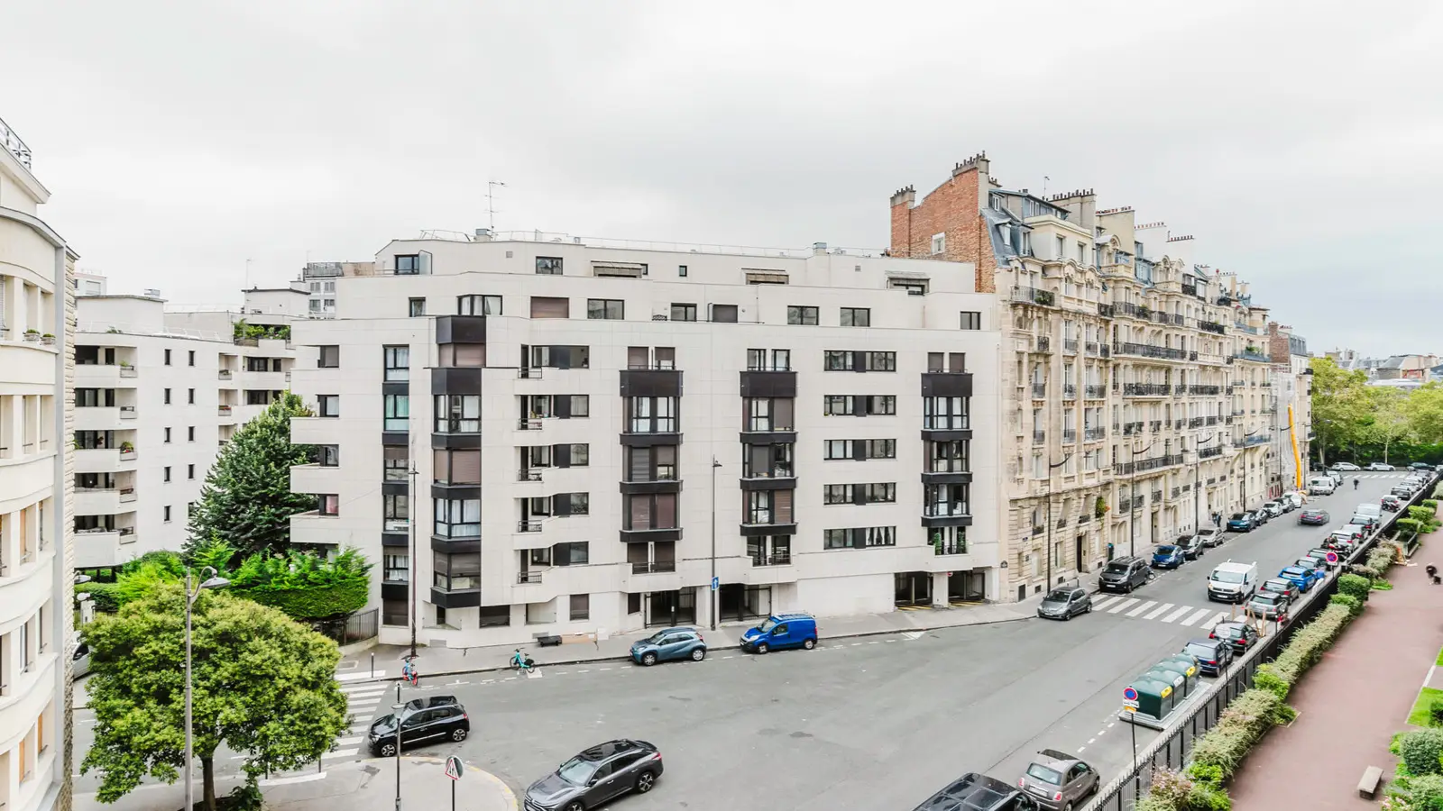 Flat Rue Philibert Delorme in Paris