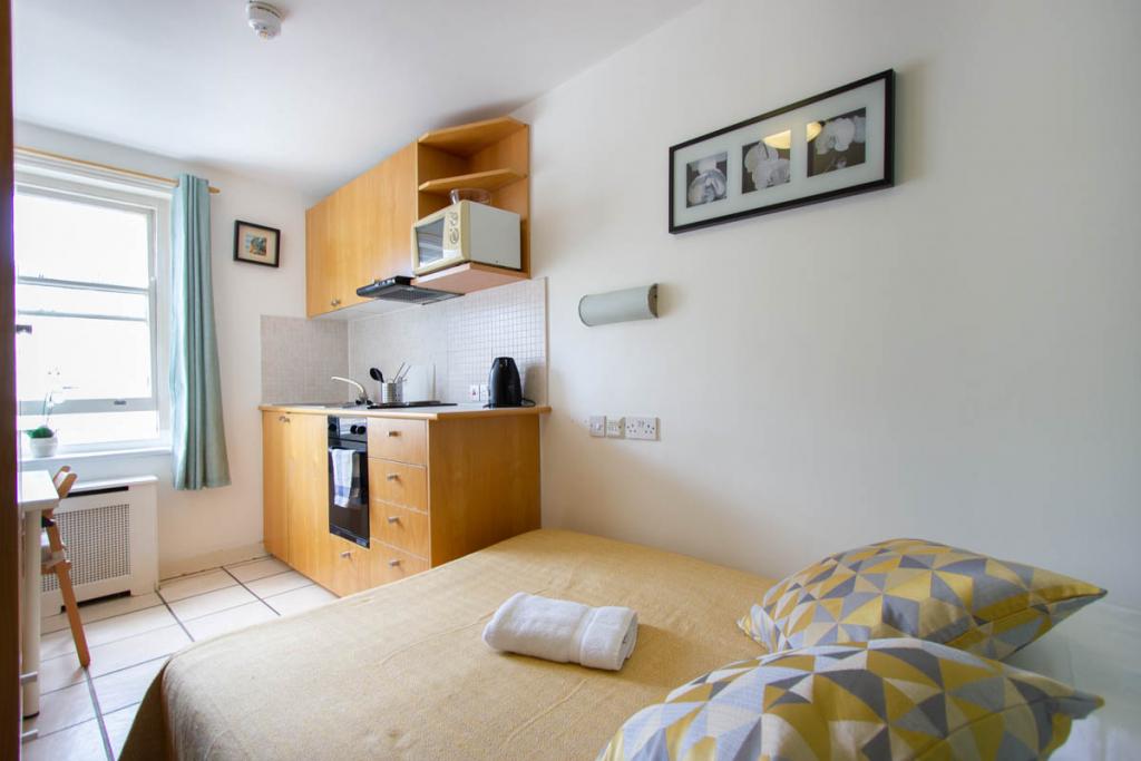 Flat Penywern Road in Greater London