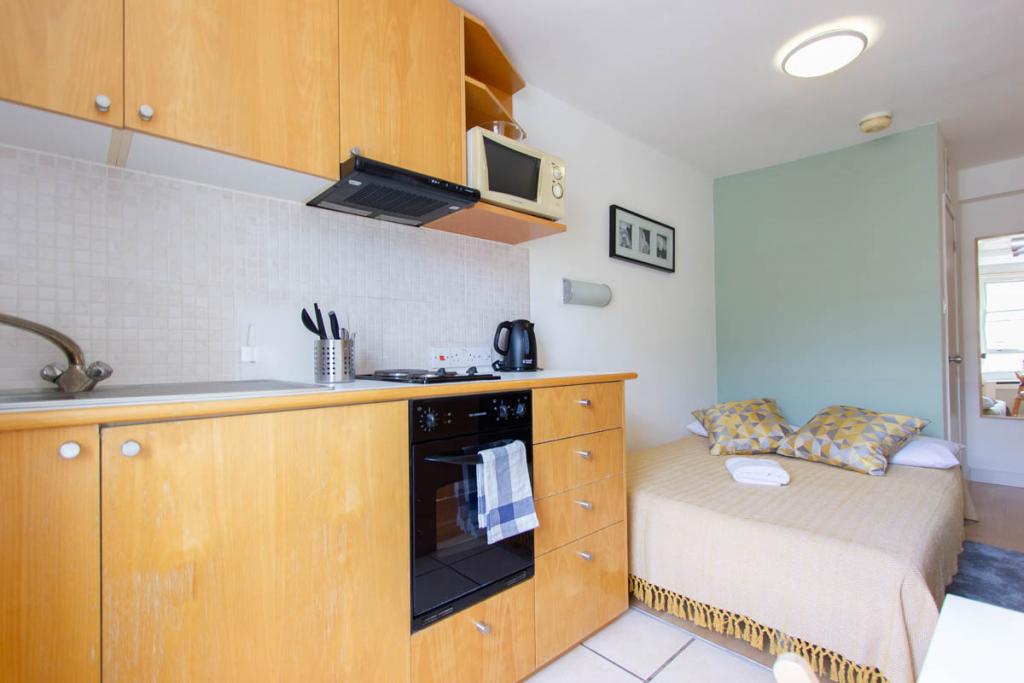 Flat Penywern Road in Greater London