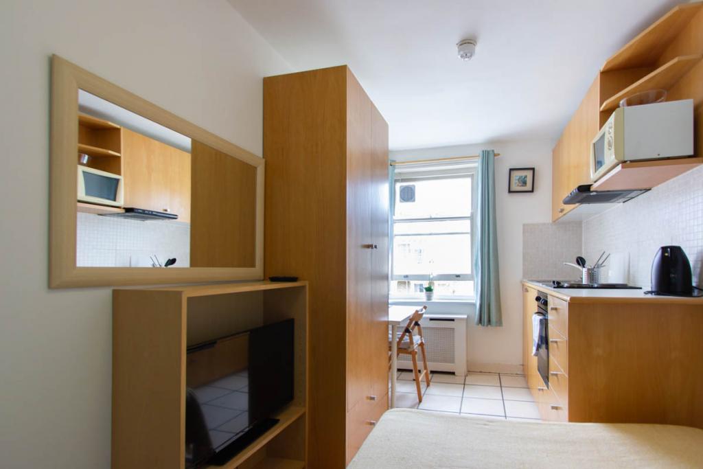 Flat Penywern Road in Greater London