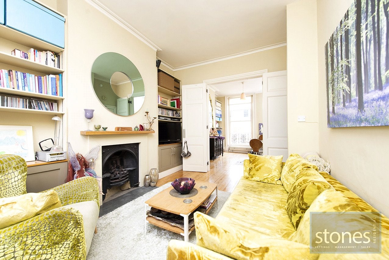 Flat Queen's Crescent in Greater London