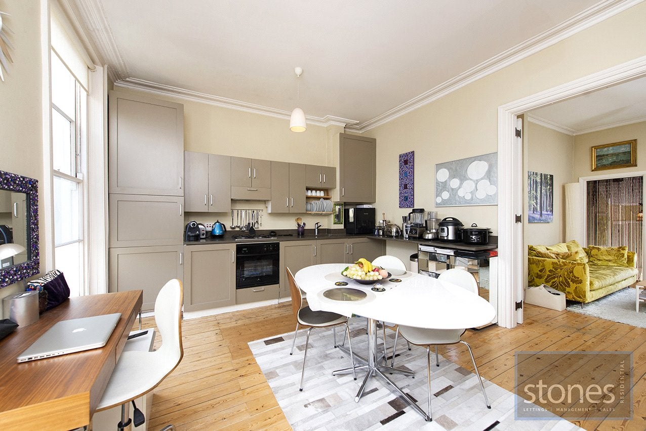 Flat Queen's Crescent in Greater London