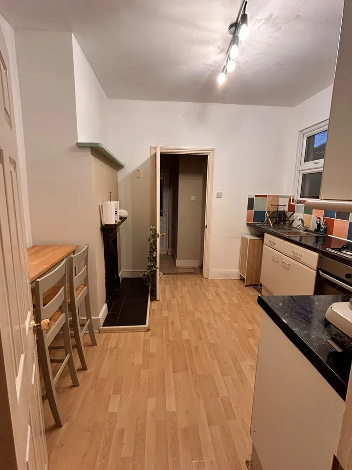 Room Greenside Road in Greater London
