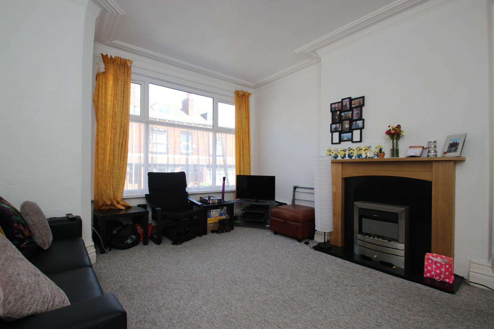 Flat Roman Crescent in Leeds