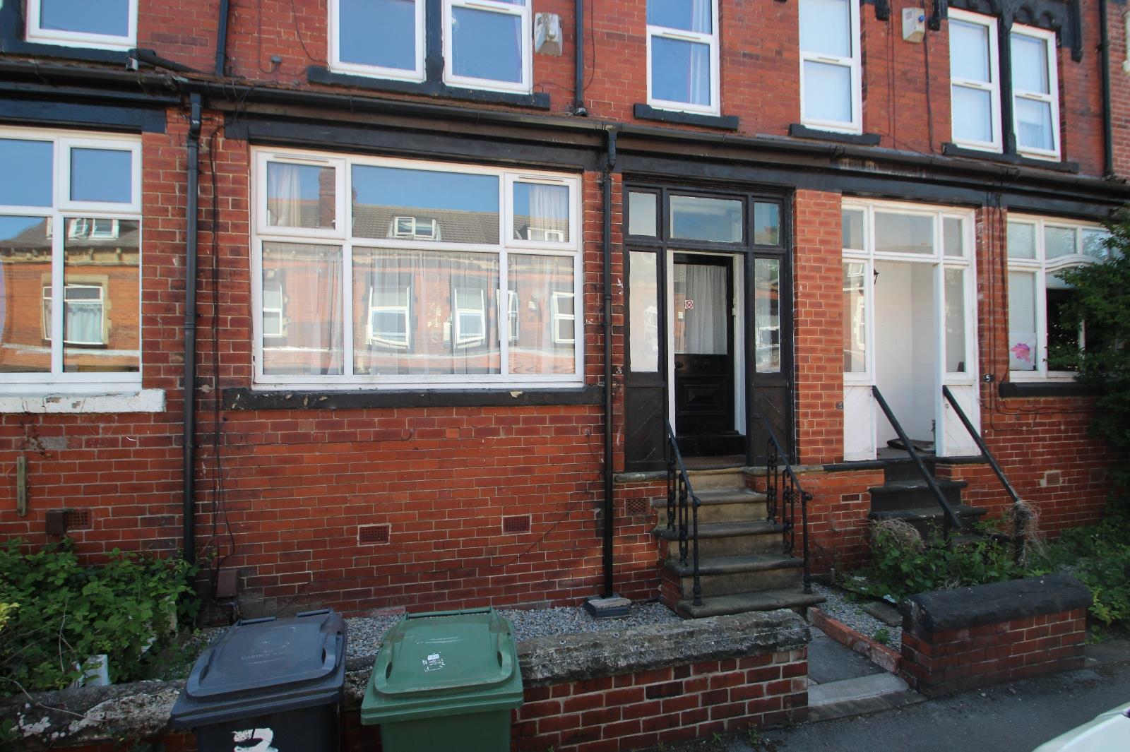 Flat Roman Crescent in Leeds