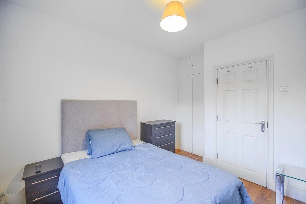Room York Way in London