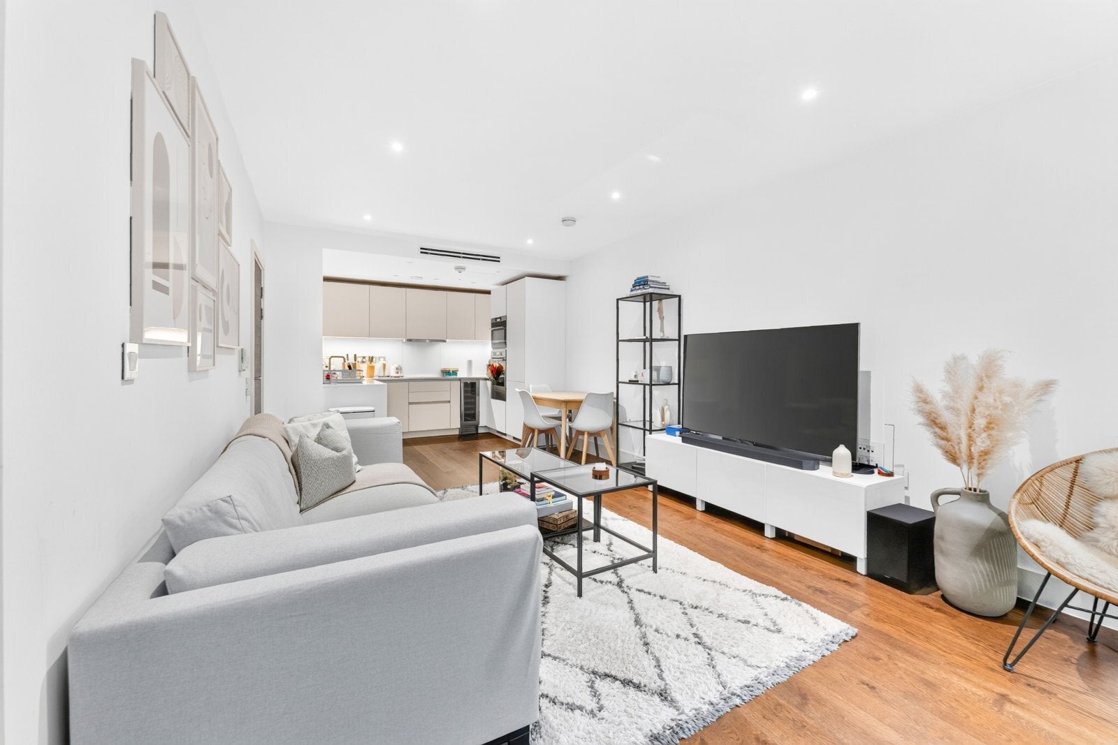 Flat Blackfriars Road in Greater London