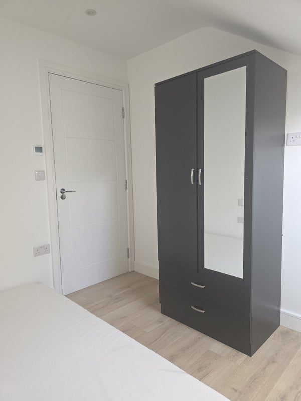 Room Leather Close in Greater London