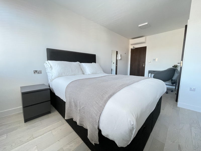 Room Regent's Park Road in Greater London