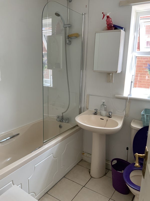 Room Bradgreen Road in Salford