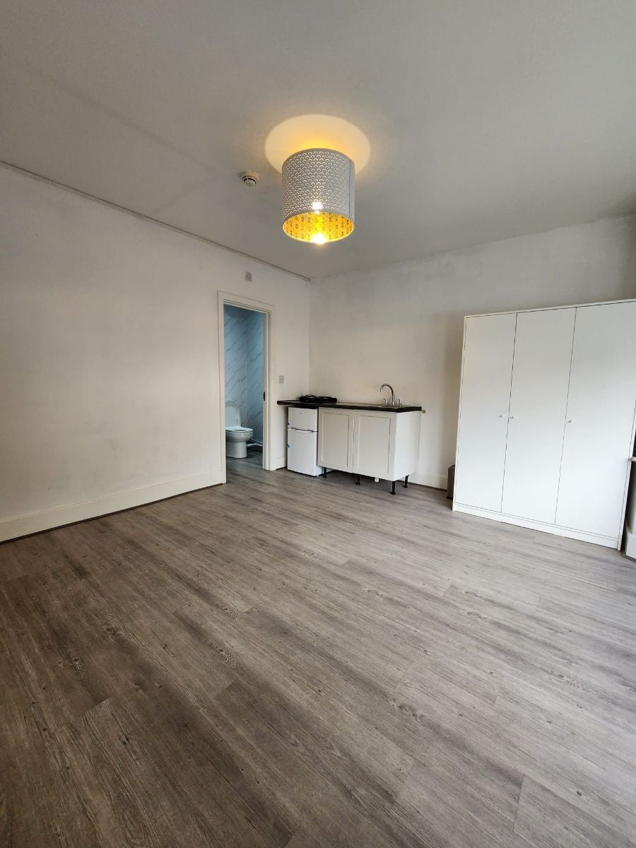 Flat Elmstead Avenue in Greater London