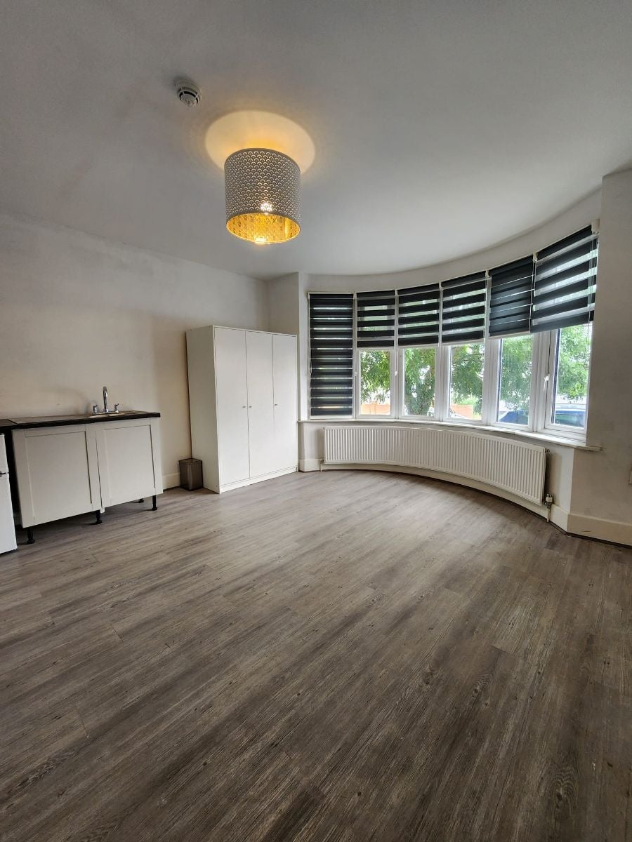 Flat Elmstead Avenue in Greater London
