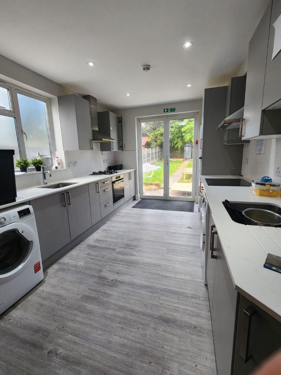 Flat Elmstead Avenue in Greater London