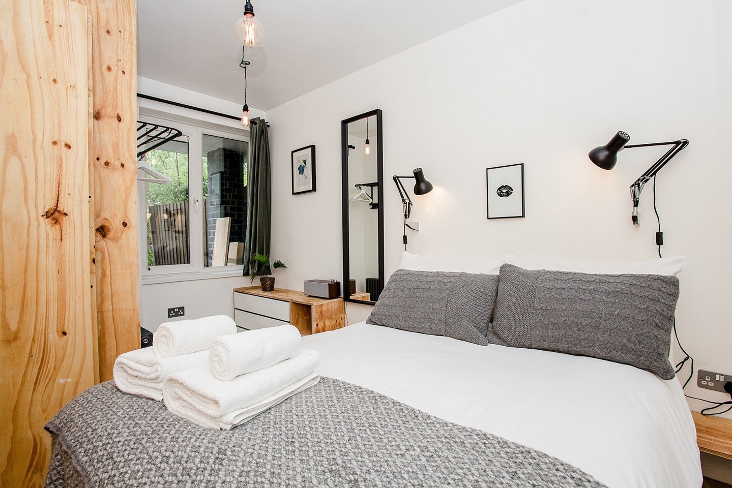 Flat Skinner Street in Greater London