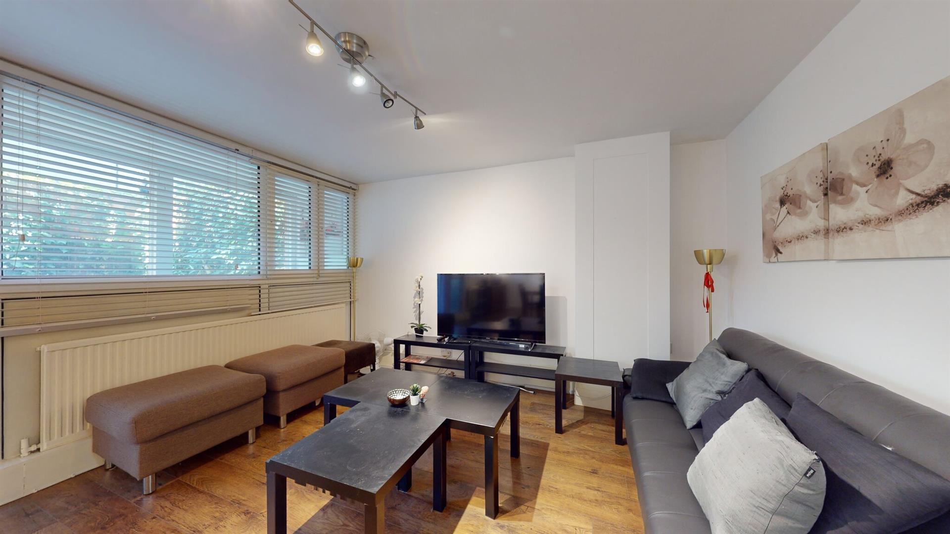 Flat Finborough Road in Greater London