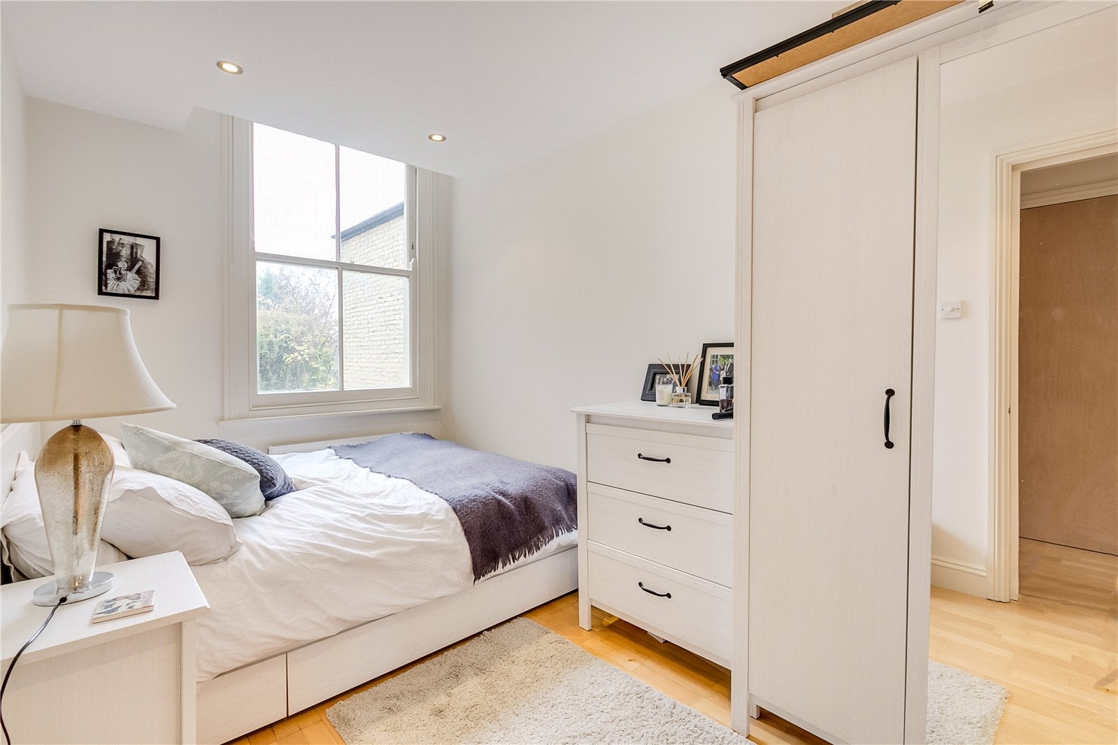 Flat Killyon Road in Greater London