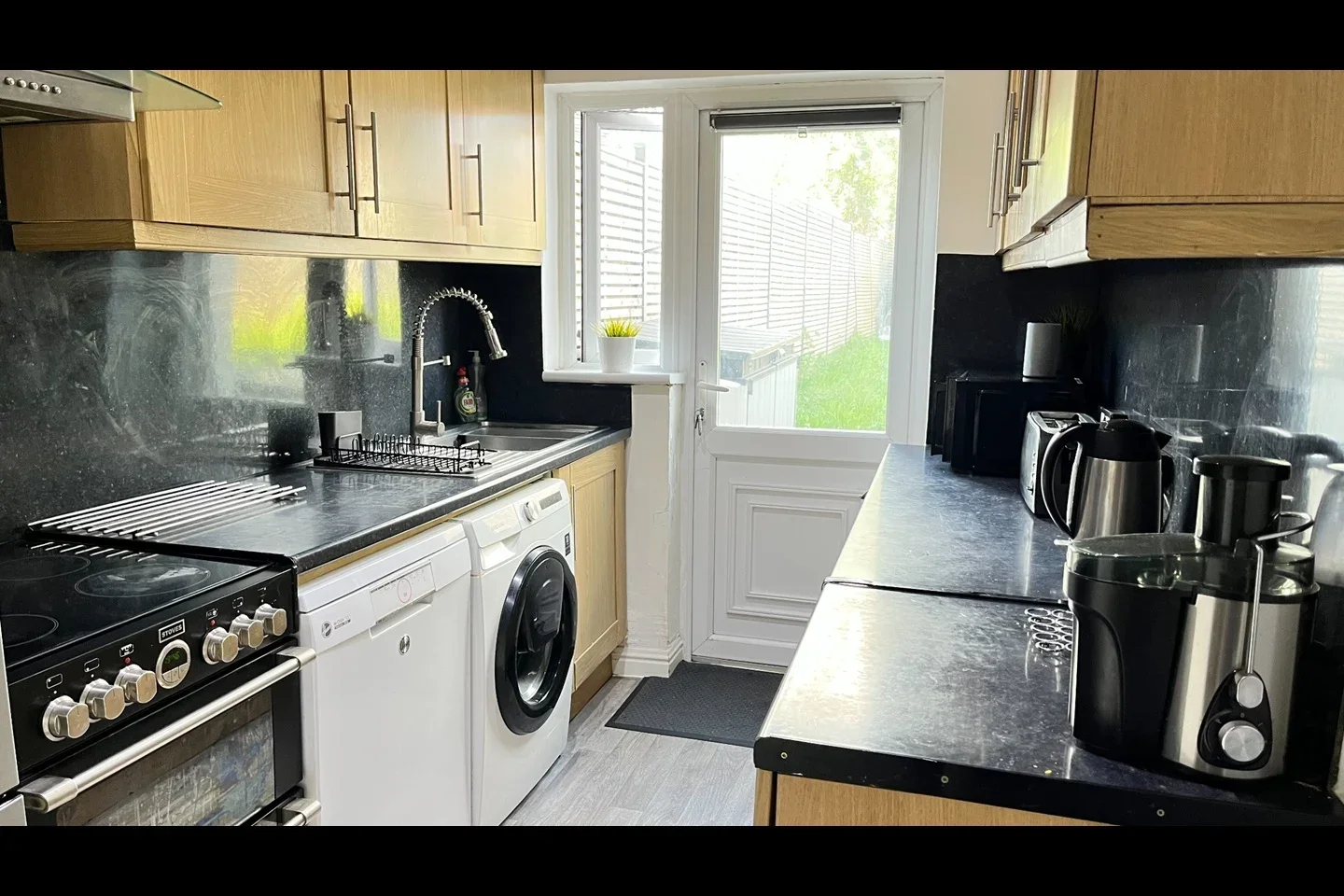 Room Petersfield Close in Greater London