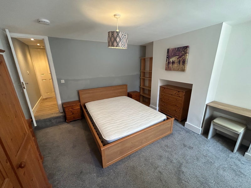 Room Trentham Grove in Leeds