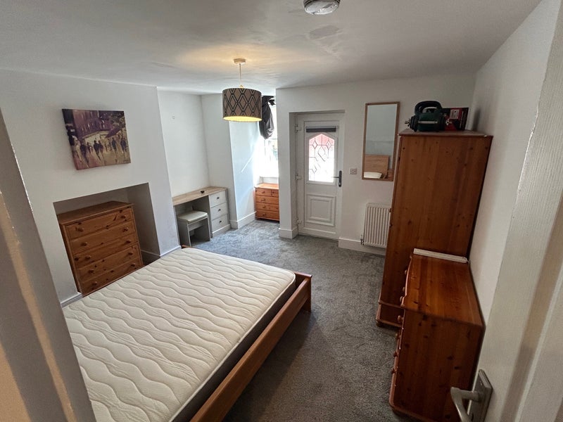 Room Trentham Grove in Leeds
