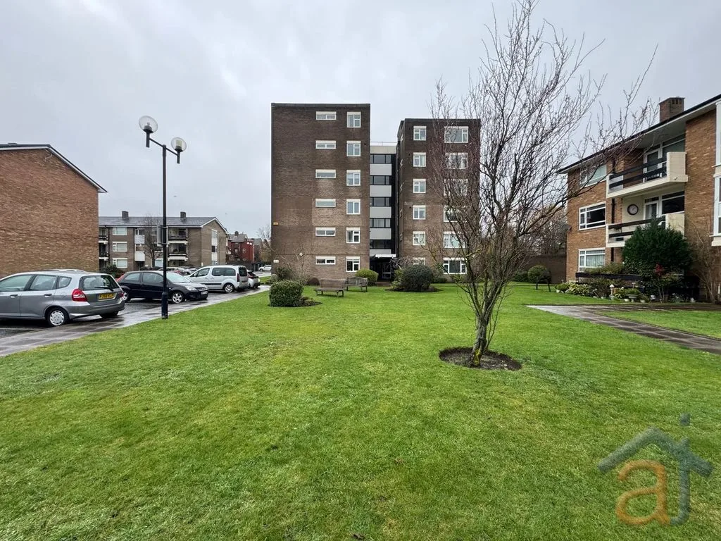 Flat Victoria Way in Southport