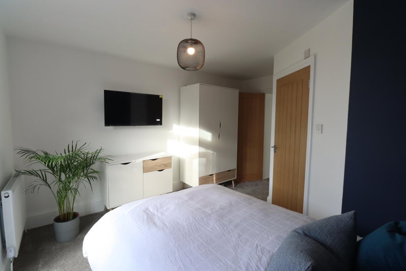 Room Ashley Road in Poole