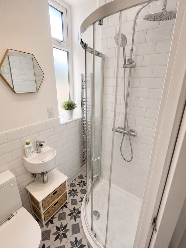 Room Duntshill Road in Greater London