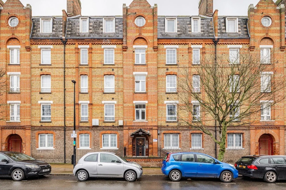 Flat Dellow Street in Greater London