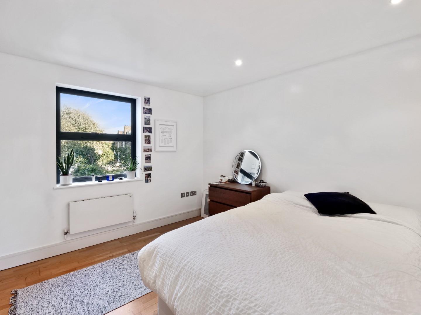 Flat Clare Lane in Greater London