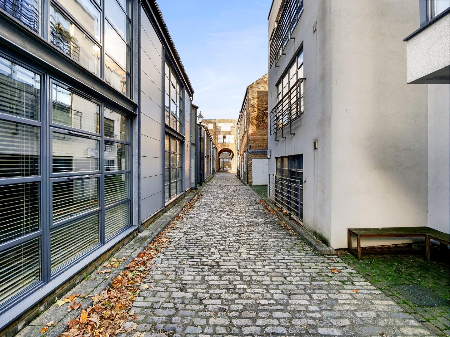 Flat Clare Lane in Greater London