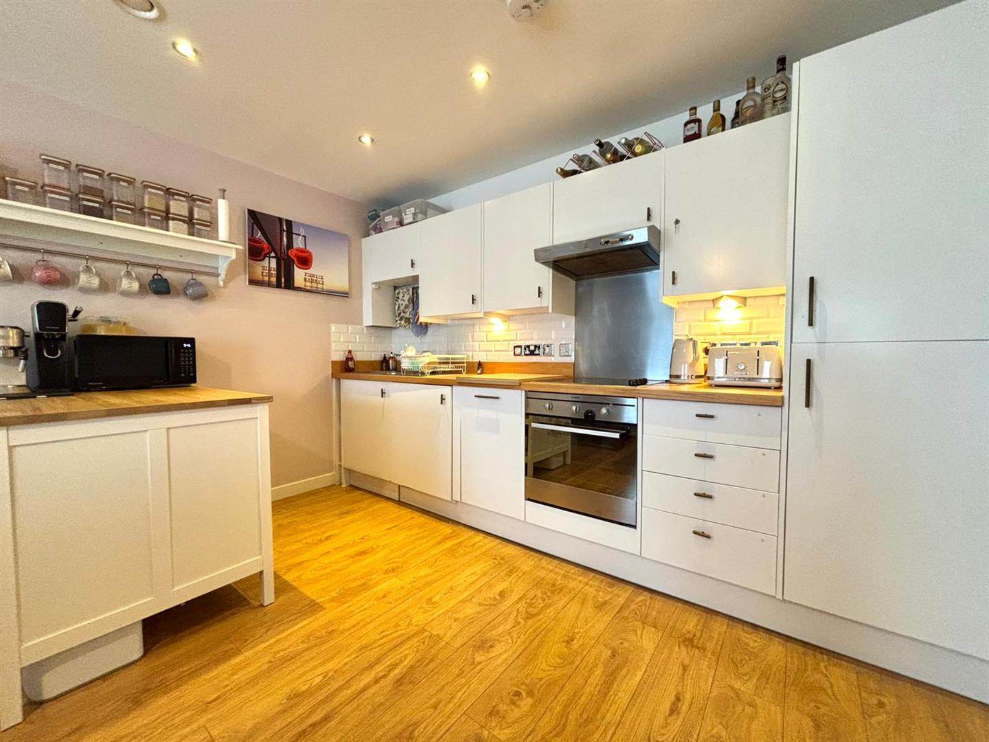 Flat Grange Road in Greater London