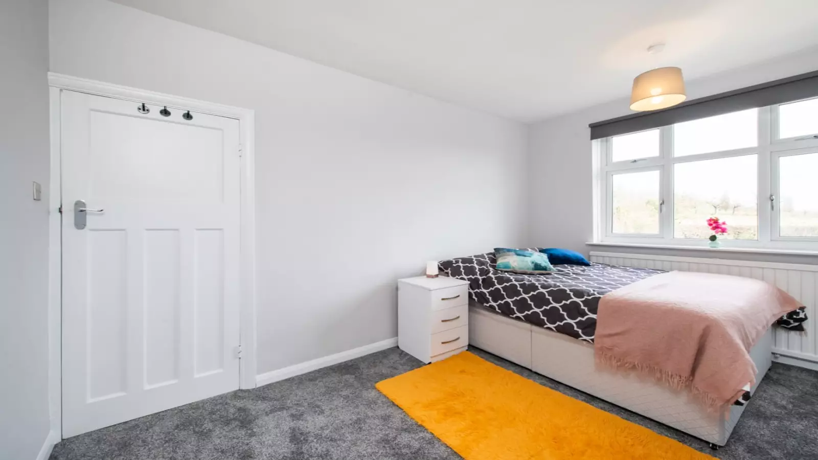 Room Park View Road in Greater London