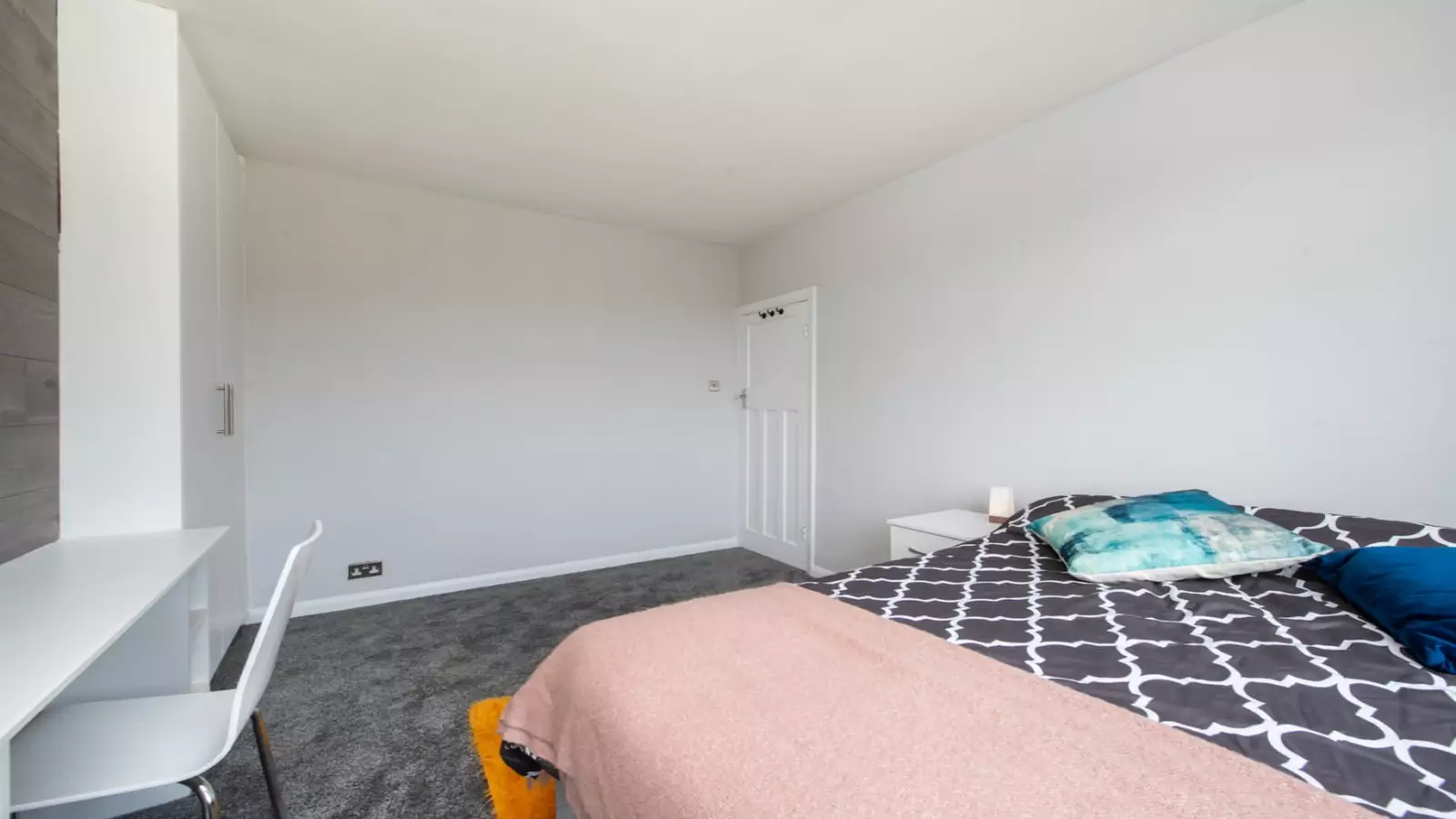 Room Park View Road in Greater London