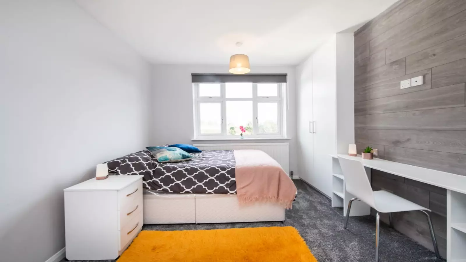 Room Park View Road in Greater London