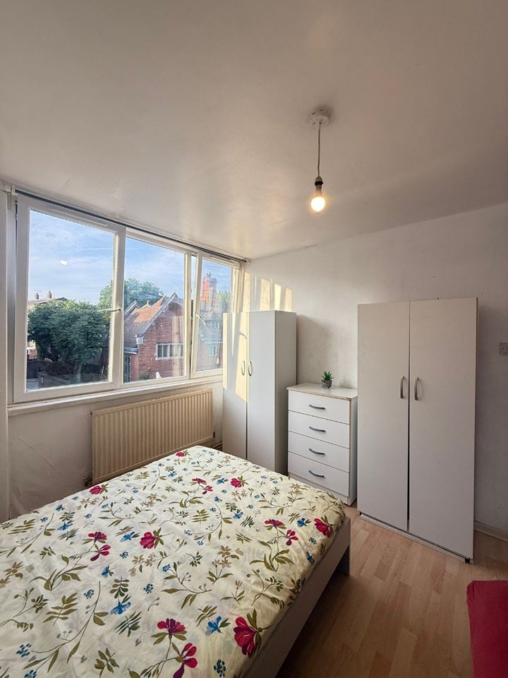 Room Poplar High Street in Greater London
