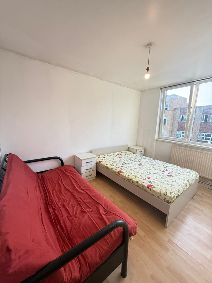Room Poplar High Street in Greater London