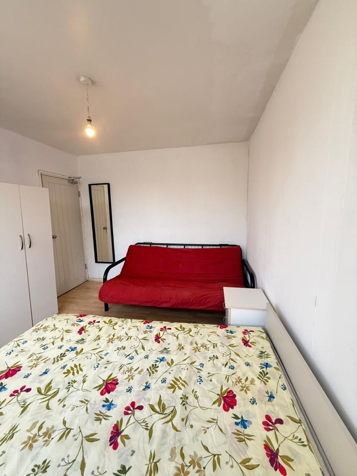 Room Poplar High Street in Greater London