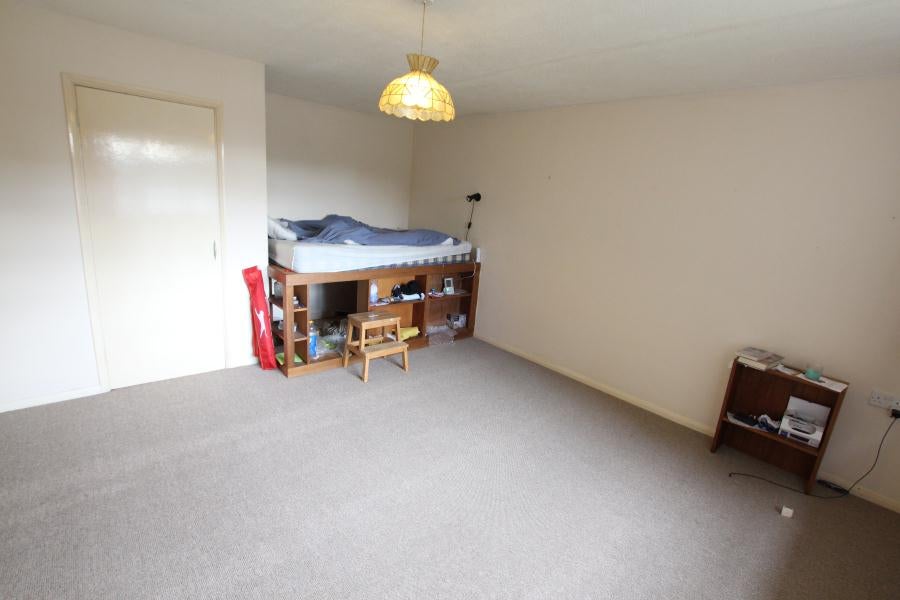 Flat Mount Hermon Road in Woking