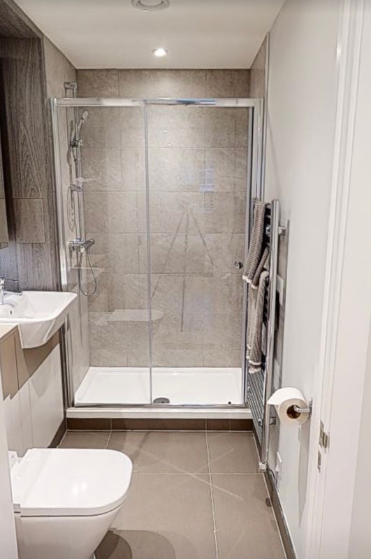 Room Wickford Way in Greater London