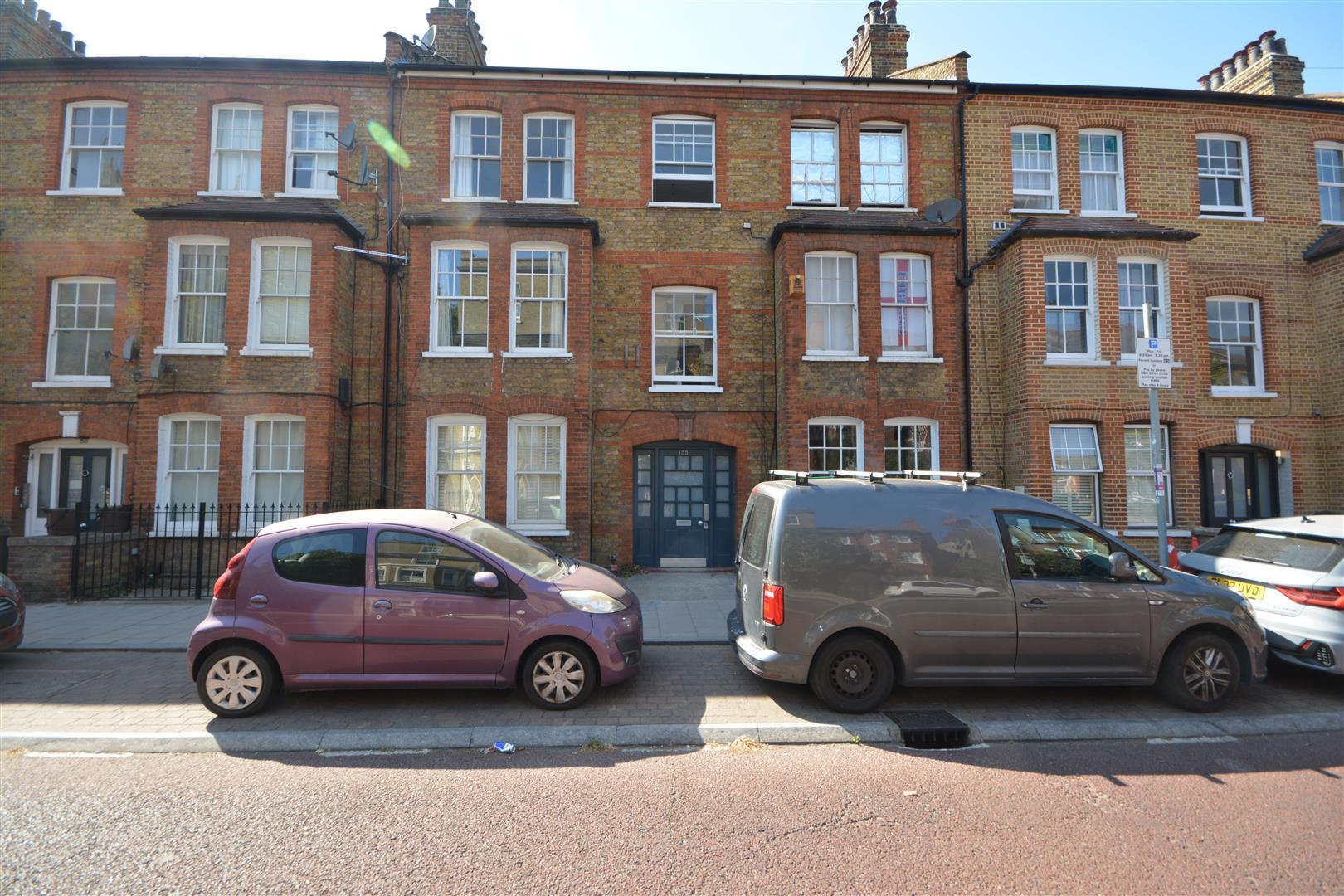 Flat Queenstown Road in London