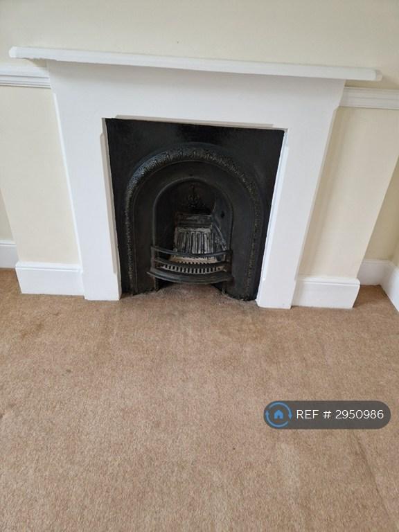 Flat Outram Road in Greater London