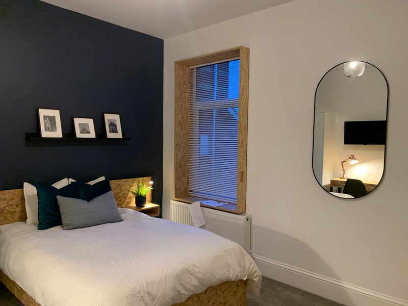 Room Ashley Road in Poole