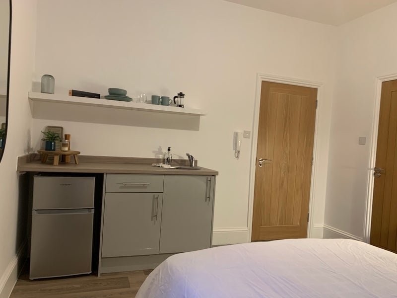 Room Ashley Road in Poole