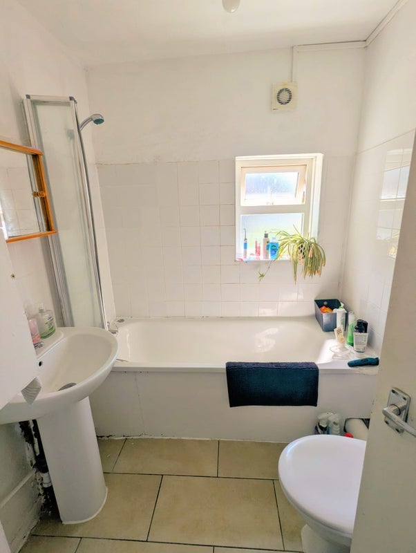 Room Monsell Road in Greater London