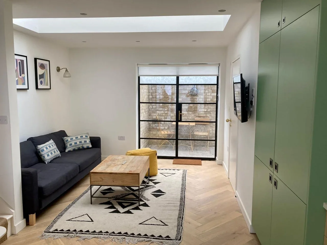 Flat Town Hall Approach in Greater London