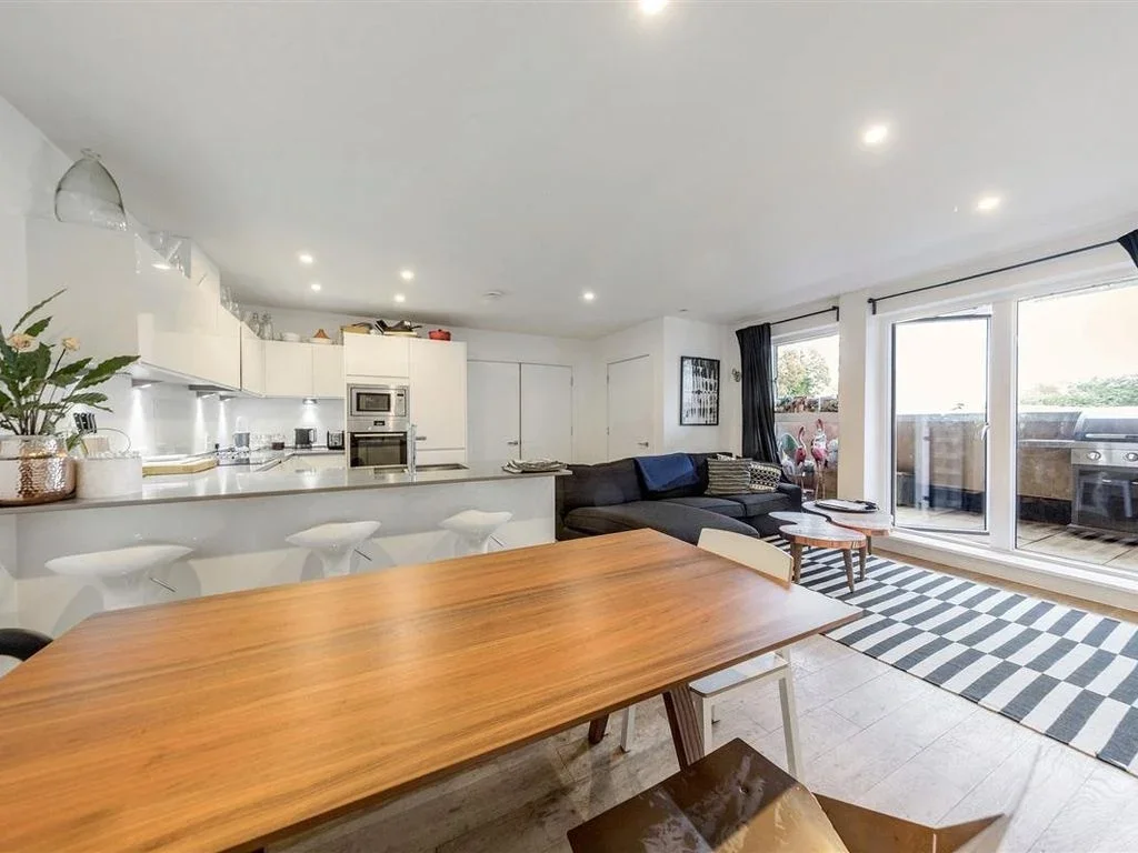 Flat Carpenter's Place in Greater London
